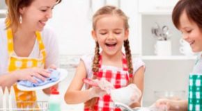 ¿Es recomendable dar dinero a nuestros hijos por hacer tareas domésticas?