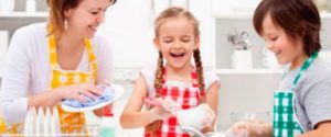 ¿Es recomendable dar dinero a nuestros hijos por hacer tareas domésticas?